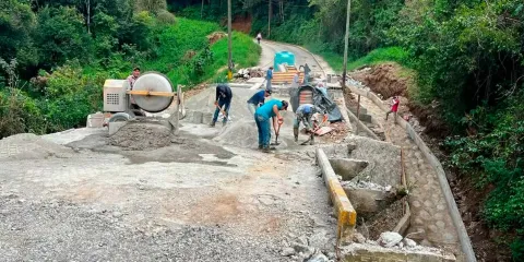 Avanza la reconstrucción de puente en Huauchinango