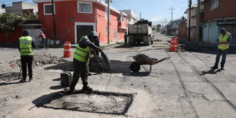 Gobierno de José Chedraui fortalece la movilidad con bacheo en la colonia San Pedro