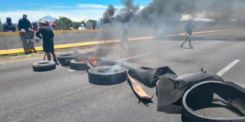 Bloquean la autopista México-Puebla para exigir la localización de Maricela Ruiz en Texmelucan