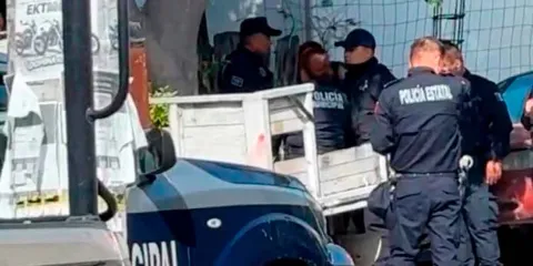 Hallan sin vida a un hombre en la batea de una camioneta en Tehuacán