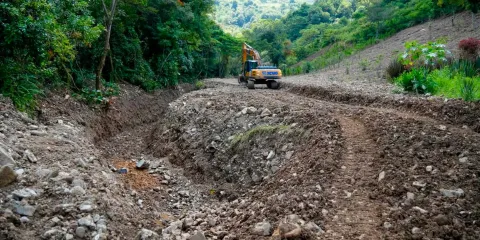Desazolvan canal en Xaltepec, Huauchinango