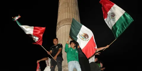 Celebración del Mundial en Puebla termina con semáforo derribado y comercios dañados
