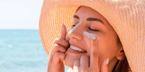 La crema de vitamina C que refresca la piel y combate las manchas este verano