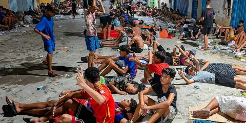 Crisis migratoria en Ceuta: más de 40 mil personas cruzan desde Marruecos y España despliega al Ejército