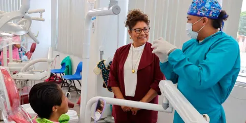 DIF de Cuautlancingo entrega prótesis dental gratuita a adulta mayor
