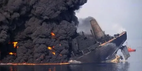 EEUU vuelve a atacar a Irán; explosiones inmovilizan dos petroleros en el estrecho de Ormuz