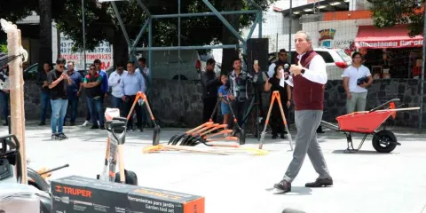 Entrega Pepe Chedraui herramienta a personal de Servicios Públicos para el mantenimiento de la ciudad