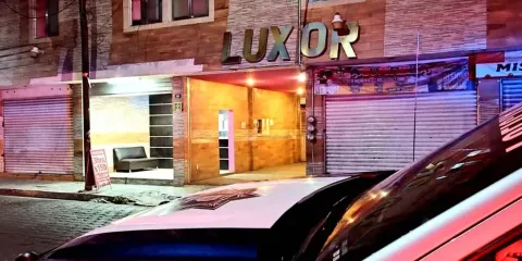 Hallan sin vida a un hombre al interior de un motel en Tehuacán