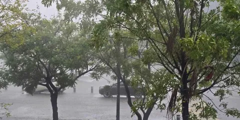 Tormenta eléctrica con lluvia provoca apagones en colonias de la capital; el río Atoyac al 95%  