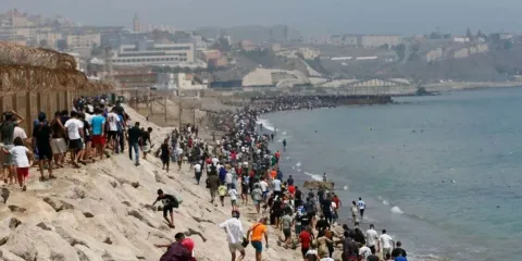 Oleada de migrantes marroquíes desborda la frontera de Ceuta