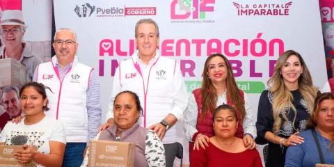  Pepe Chedraui y MariElise Budib  entregan despensas en San Francisco Totimehuacan