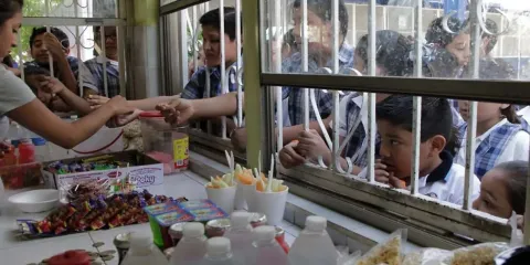Persisten ventas de comida chatarra en cooperativas de escuelas de Puebla, reconoce la SEP
