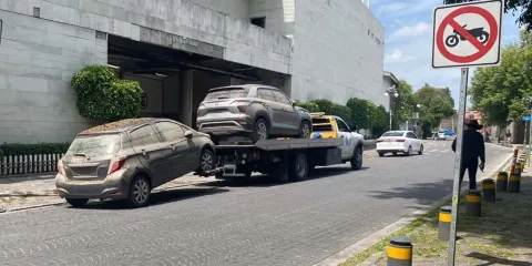Sigue el retiro de autos en Paseo de San Francisco tras inundaciones en Puebla