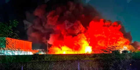 Tienditas se quedan sin Sabritas; incendio consume 57 vehículos de la empresa en Tamaulipas