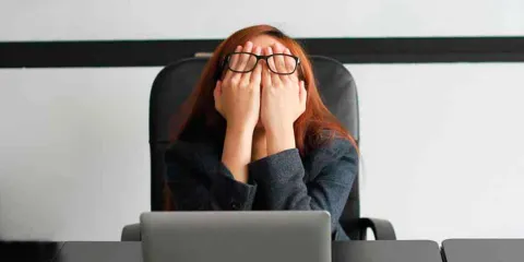 Vacaciones de verano ya no son un lujo: especialistas alertan por el aumento del burnout laboral