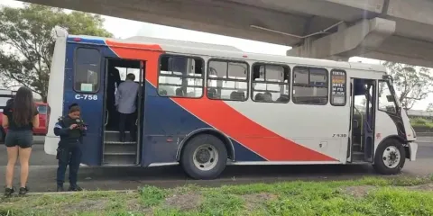 A punta de cuchillos asaltan a pasajeros de la ruta 65 en Puebla