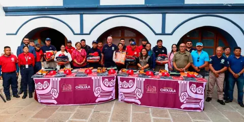 Tonantzin Fernández entrega uniformes y apoyo a Bomberos de Cholula