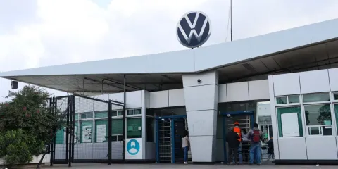 Prolongan tres días más las negociaciones salariales entre VW y Sindicato para evitar huelga