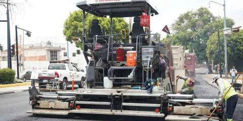 Pepe Chedraui supervisa rehabilitación del bulevar Héroes del 5 de Mayo con el Tren Capitalino de Pavimentación