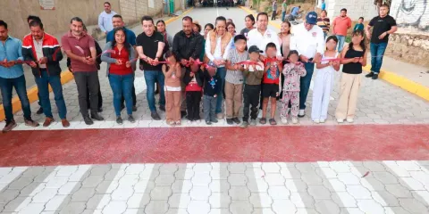 Ariadna Ayala entregó calle adoquinada en la colonia Agrícola de Ocotepec