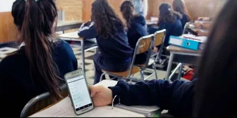 SEP va por límites al celular en las aulas