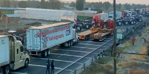 Transportistas de Amotac cerraron la carretera federal Puebla-Huejotzingo; piden participación en obras
