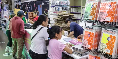 Papás se truenan los dedos por gastos del regreso a clases