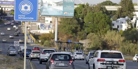 Habrá DESCUENTOS hasta en FOTOMULTAS para actualizar placas de autos