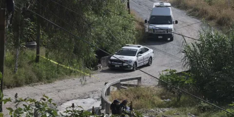 Hallan cuerpo atado y con disparo en Periférico Ecológico de Puebla
