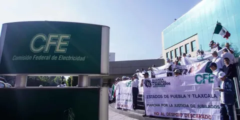 Jubilados de CFE protestan en Puebla por cambios a sus pensiones