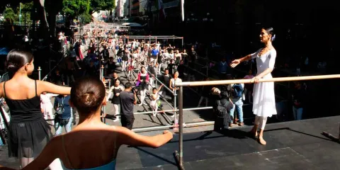 Lleva Gobierno de Pepe Chedraui clase magistral gratuita con Elisa Carrillo al Zócalo capitalino