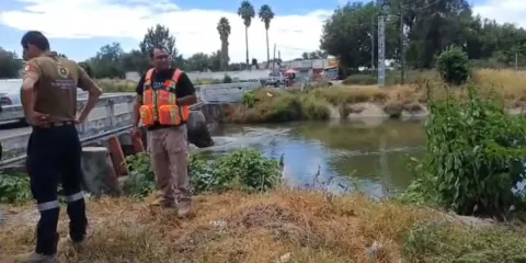 Rescatan a hombre que cayó al Canal de Valsequillo en Tecamachalco