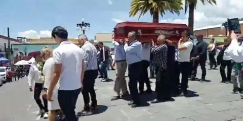 Un adiós que reunió a generaciones: así despidieron al director del Centro Escolar Francisco I. Madero