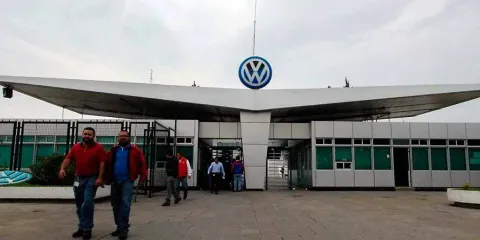 Prórroga de cinco días para lograr acuerdo salarial en Volkswagen 