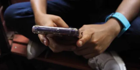 Puebla debatirá nuevas reglas para uso de celulares en aulas