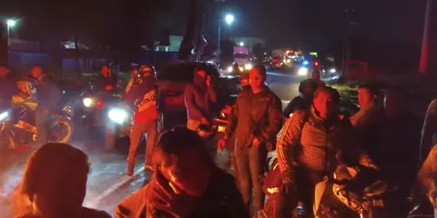 Vecinos bloquean la carretera Texmelucan-Tlaxcala por falta de agua 