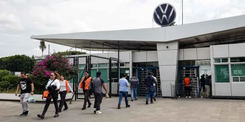 Universidades alertan impacto de recortes de Volkswagen en Puebla