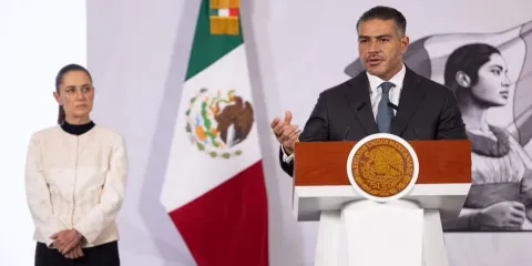 Detención de alcaldes poblanos llega a La Mañanera de Sheinbaum