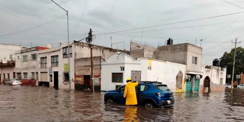 Lluvia y granizo dejan calles inundadas y autos varados en Puebla. VIDEO