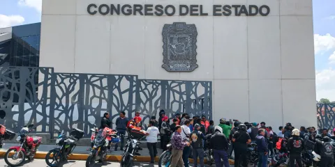 Motociclistas rechazan engomado y chip en el casco