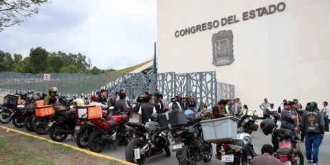 La  “Ley Casco” está vigente; sólo se analiza dónde colocar el engomado