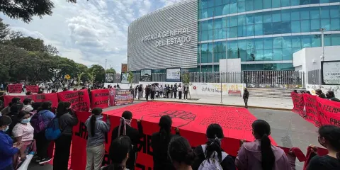Normalistas de Teteles exigen liberar a abogado detenido en CDMX