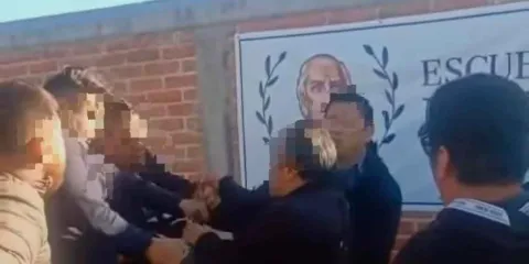 Operativo de FGE causa tensión frente a primaria en Texmelucan