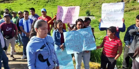 Padres toman escuela en Chichiquila y exigen cambio de docentes