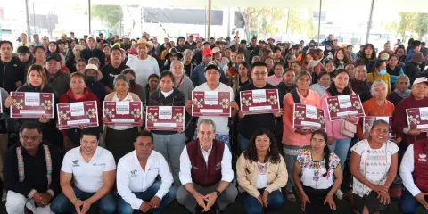 Pepe Chedraui entrega apoyos a productores de mezcal en la capital poblana 