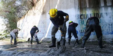 Se mantiene el retiro de hielo por granizada en San Francisco Ocotlán