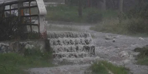 Alerta de tormentas deja sin clases presenciales a 26 municipios de la Sierra Negra