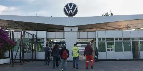 Volkswagen Puebla vota convenio laboral; huelga sigue latente