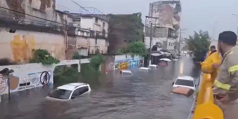 ¡Acapulco bajo el agua! Simón arrastra autos, provoca deslaves y paraliza calles