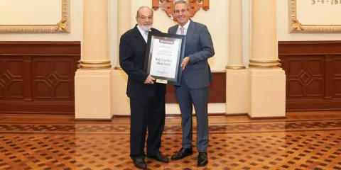 Entrega Pepe Chedraui reconocimiento de Visitante Distinguido a Carlos Slim